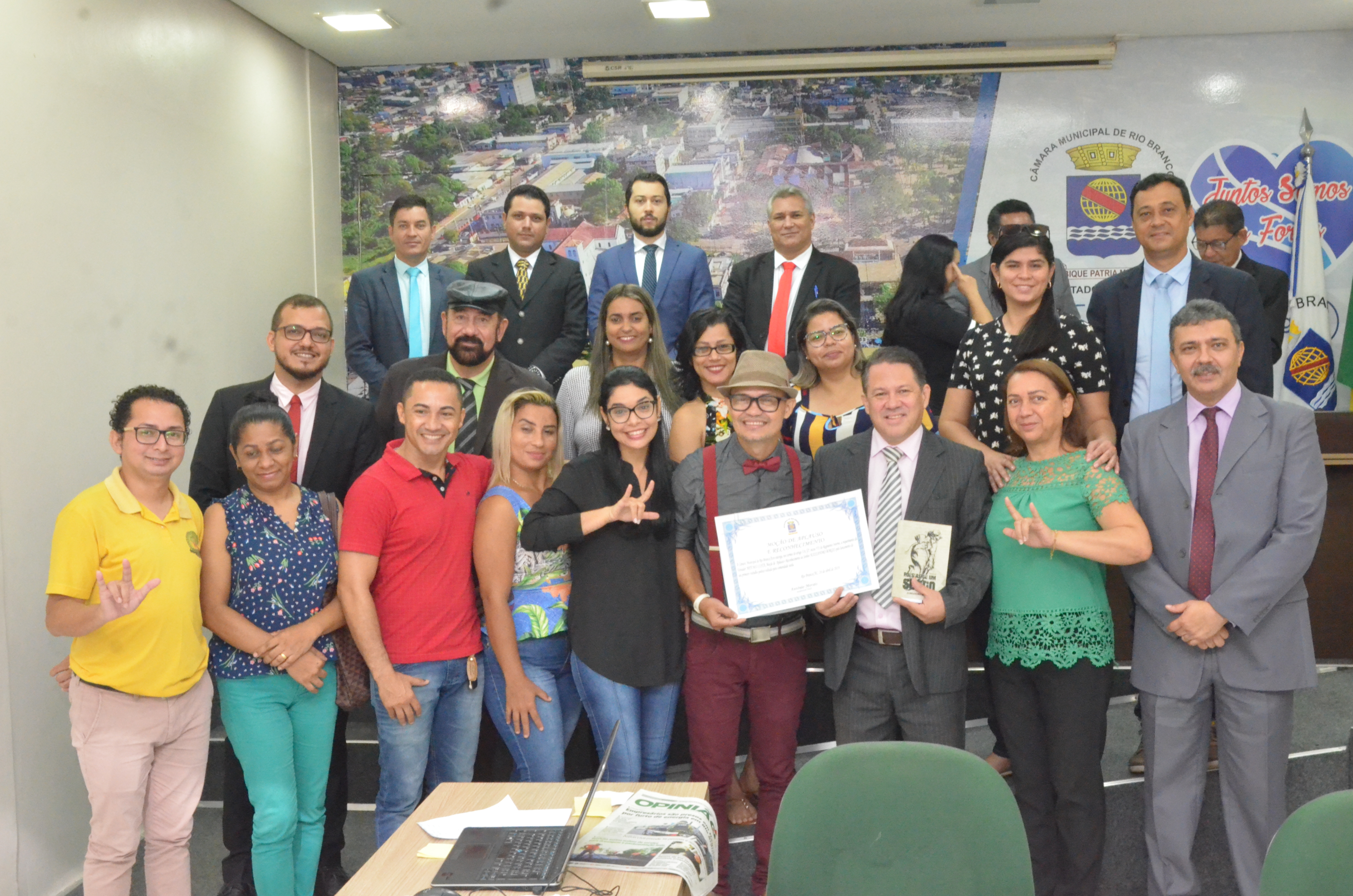 Vereadores homenageiam escritor e poeta Alessandro Borges