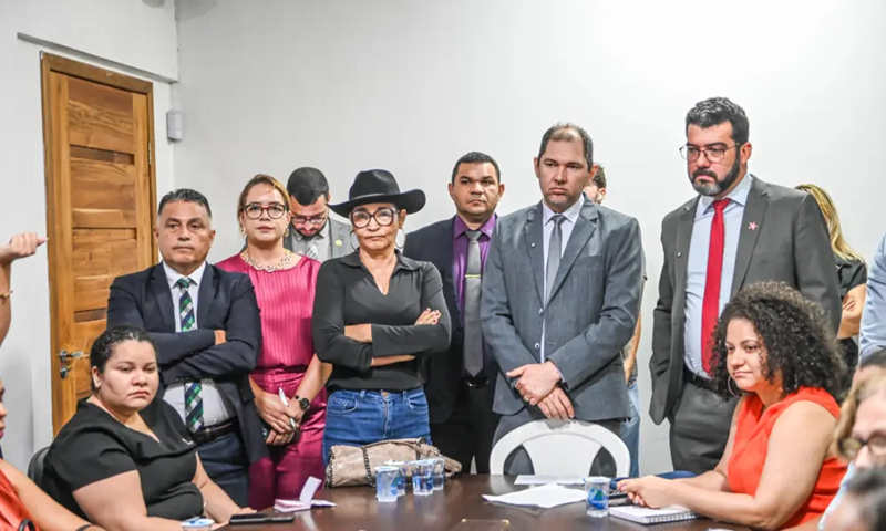 Vereadores recebem educadores em greve e buscam intermediar diálogo com a prefeitura