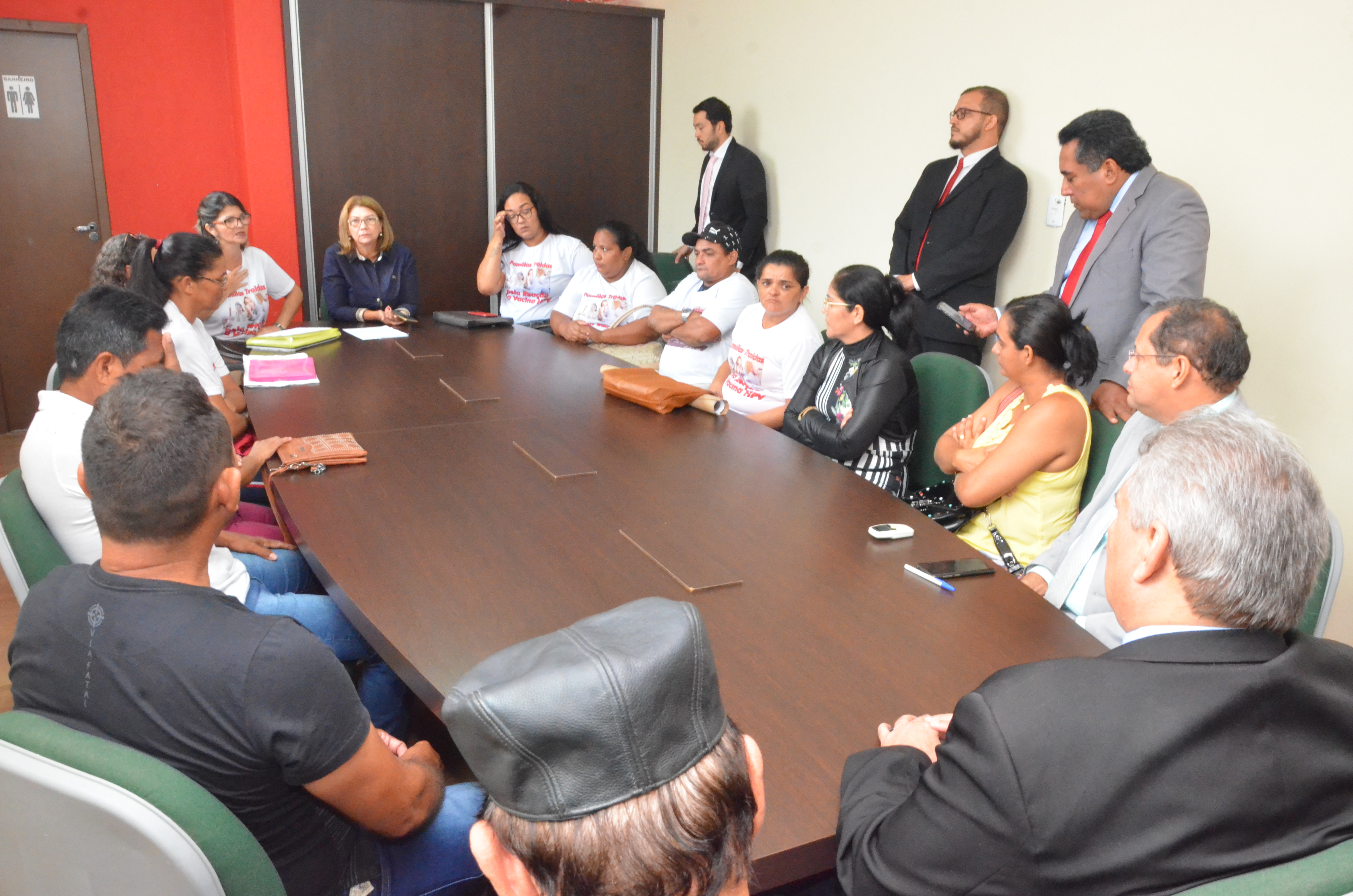 Vereadores recebem mães de jovens com que ficaram com sequelas após vacina HPV