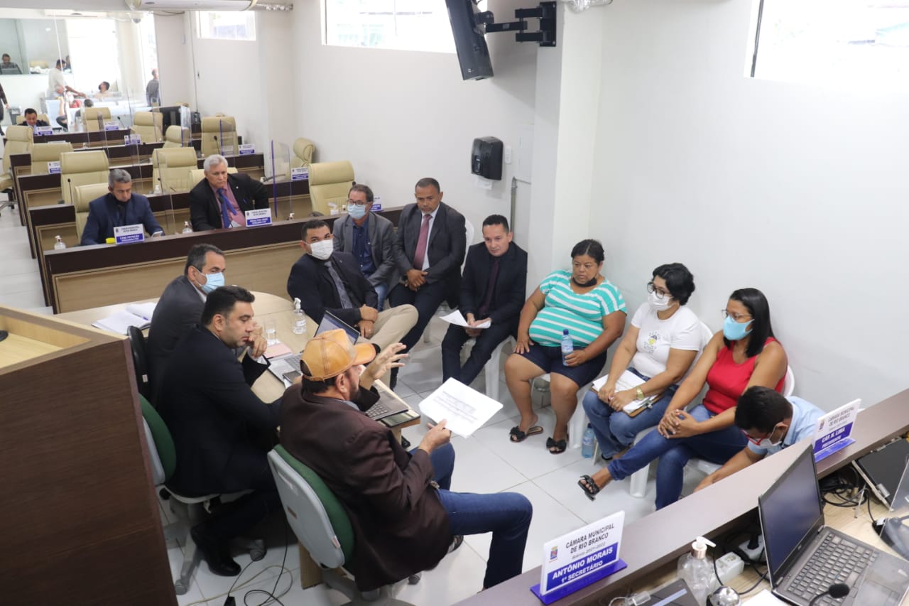 Vereadores suspendem sessão para receber membros do Sindicato da Educação