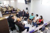 Vereadores suspendem sessão para receber membros do Sindicato da Educação