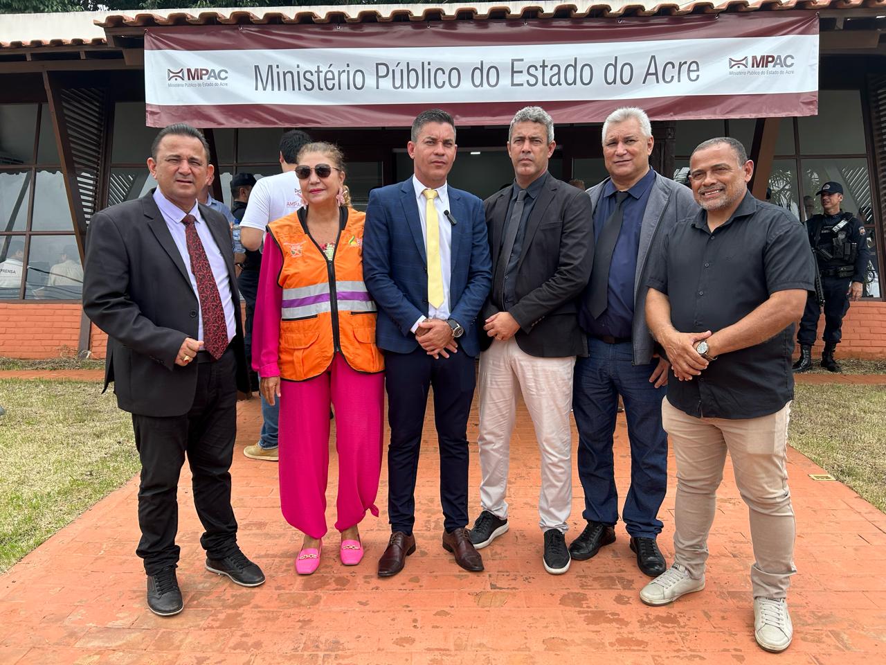 Vereadores visitam Parque de Exposições e reforçam apoio às famílias desabrigadas