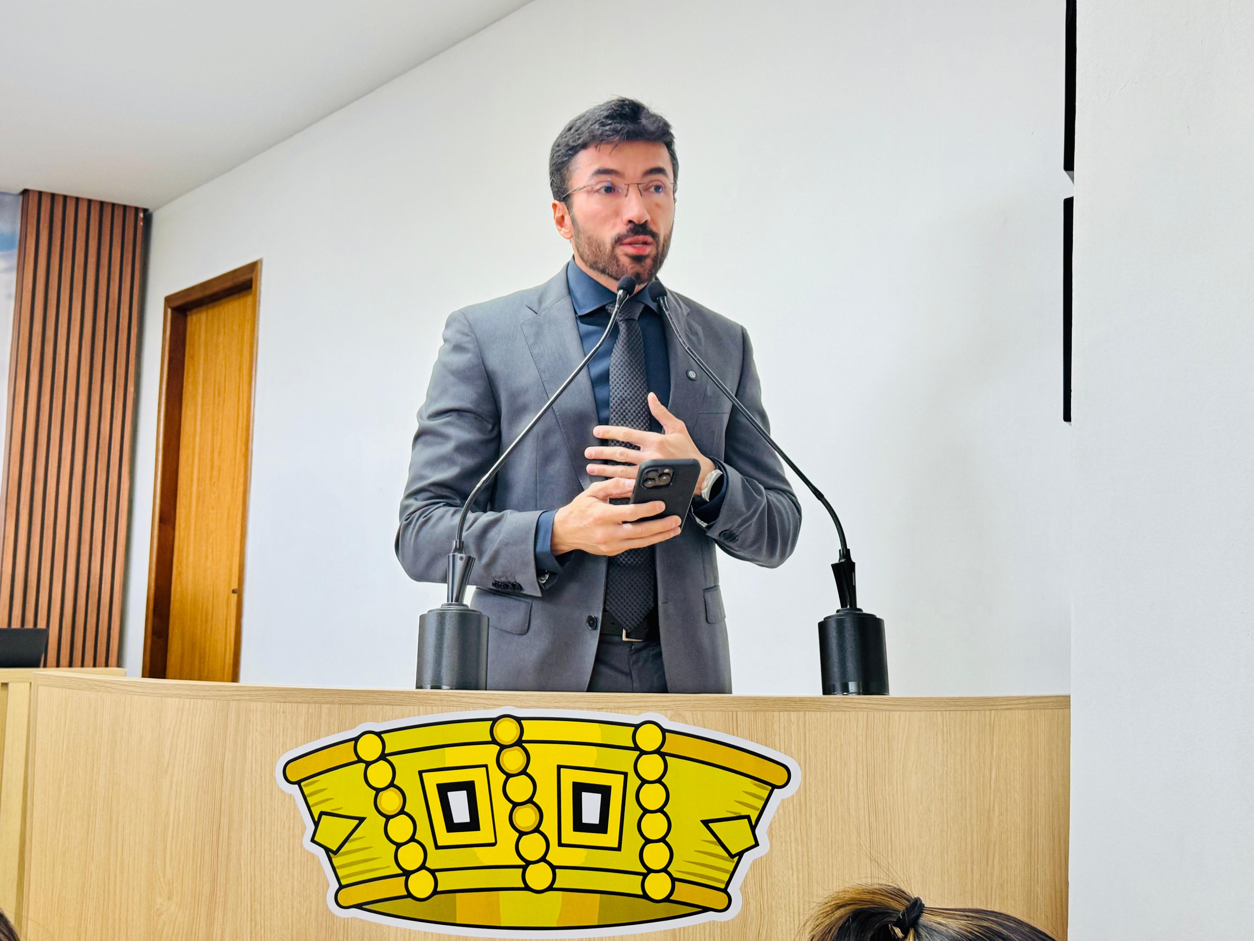 Vereador Zé Lopes critica altos gastos com decoração natalina