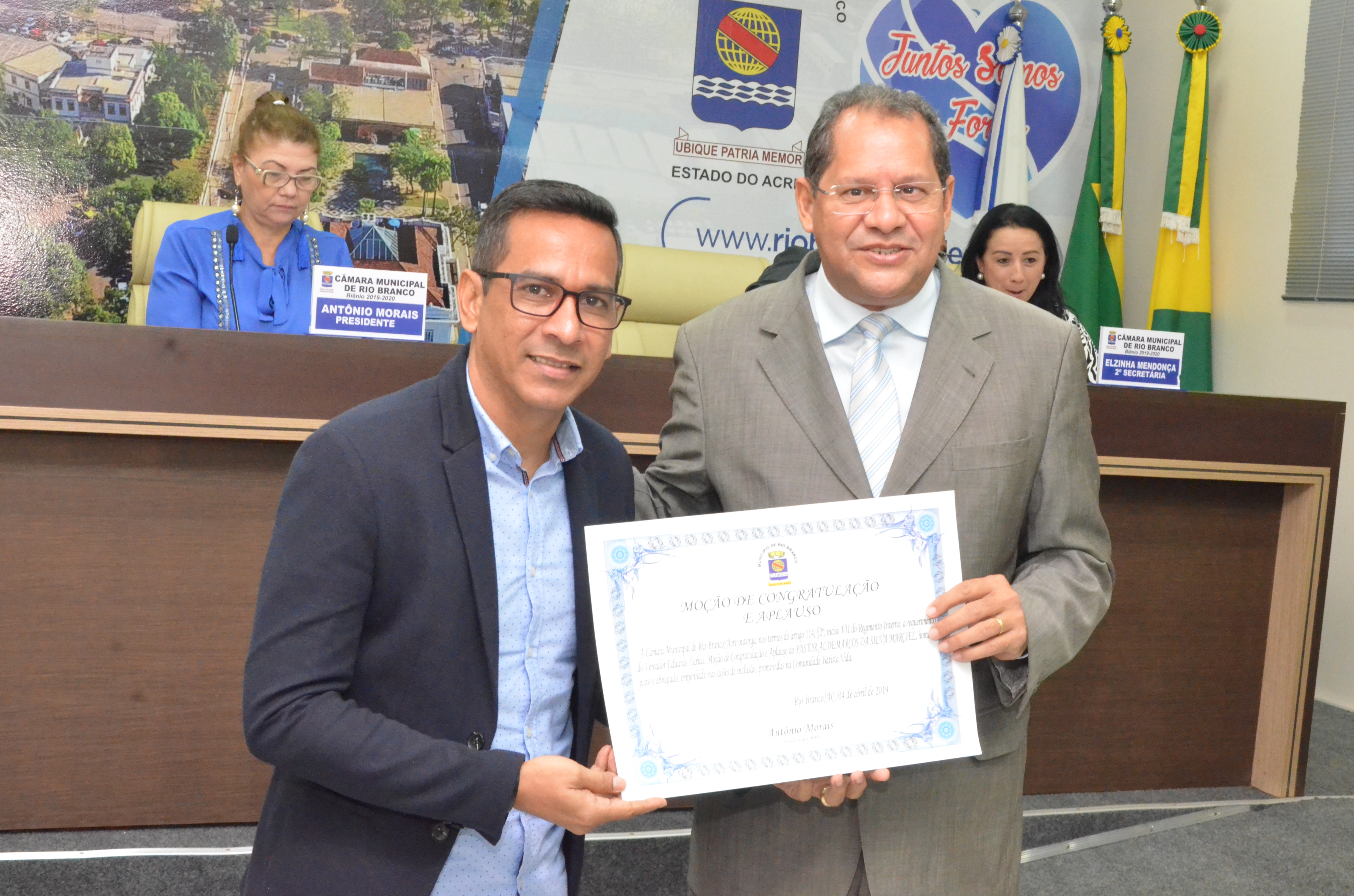 Vereador Eduardo Farias homenageia pastor pelo projeto ’10 na bola, 10 na escola’