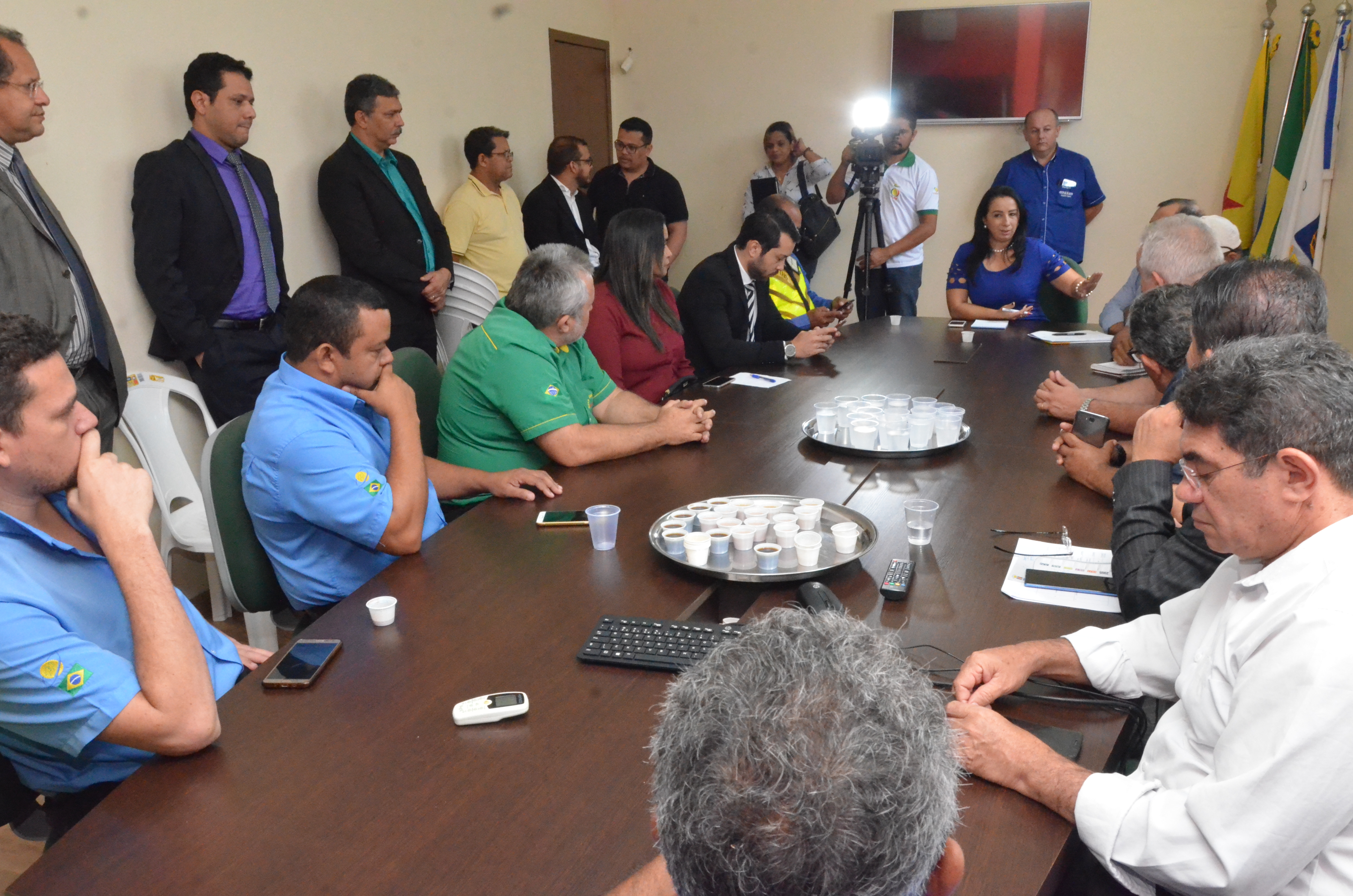 Vereadores recebem taxistas para discutir aplicação da lei de aplicativos